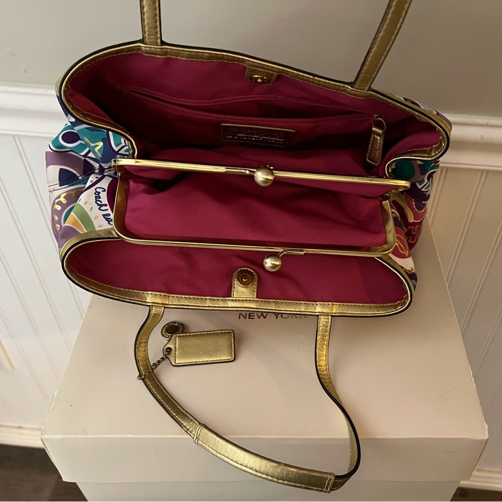 Like NWOT Authentic Coach Multi-Color, 3 large pocket purse! In dustcover! 🛍️🤑 - Picture 5 of 11